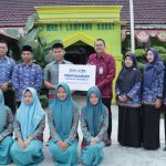 BRI BO Liwa melalui YBM BRILiaN Serahkan Beasiswa kepada 17 Siswa di Lampung Barat dan Pesibar