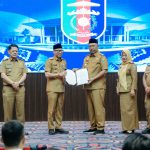 Mirza Serahkan SK Mendagri tentang Pengangkatan I Komang Koheri sebagai Plt. Bupati Lamteng Masa Jabatan 2025-2030
